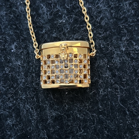 Cute gold tone basket, necklace with watch - Picture 2 of 7